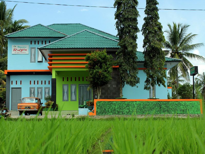 1. Abdi Homestay, 2. Lembah Echo Homestay and Convention, 3. Syafiq Homestay, 4. Puti Sari Banilai Homestay, 5. Ruqita Homestay, 6. Avia Homestay, 7. Wafaby Guesthouse Homestay, 8. Paris English Club & Homestay, 9. Homestay Izza Maryam, 10. Sahati Homestay