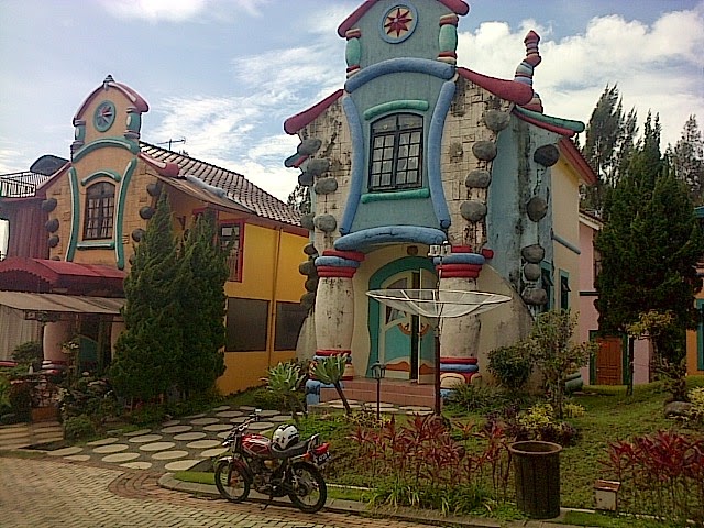 1. Villa Sophia, 2. Villa Aurelia, 3. Satria Biru, 4. Villa Istaghna, 5. Santo Yusuf, 6. Batu Merah, 7. Tipe Cartoon, 8. Tipe Nothingham, 9. Vila Arisela