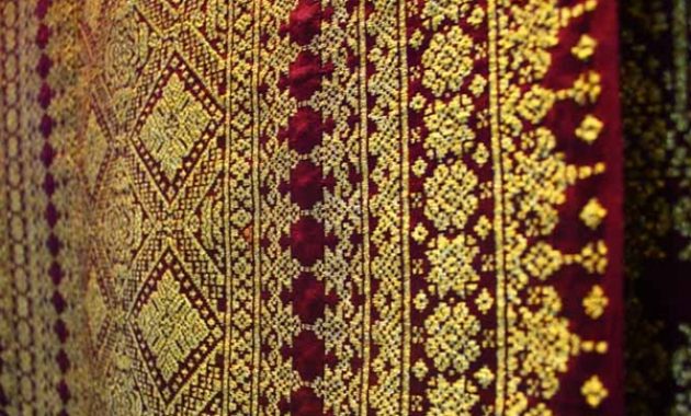 1. Kain Palembang, 2. Kaos Khas , 3. Sajadah Lihab, 4. Miniatur Jembatan Ampera, 5. Kain Songket, 6. Ukiran Khas, 7. Kain Jumputan, 8. Lakuer, 9. Kain Blongsong, 10. Batik, 11. Kain Tajung, 12. Tas Cindo, 13. Miniatur Rumah Adat Limas, 14. Miniatur Menara Pulau Kemaro, 15. Gantungan Kunci Alat Musik Tradisional