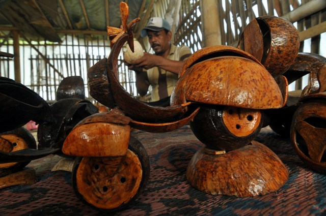1. Keranjang Bambu Hiasan Batik, 2. Asbak Kaca Kerang, 3. Gantungan Kunci, 4. Tirai Kerang, 5. Tempat Tissue, 6. Lukisan, 7. Batik Tulis Cilacap, 8. Kerajinan Batok Kelapa, 9. Miniatur Kapal, 10. Daster Pantai