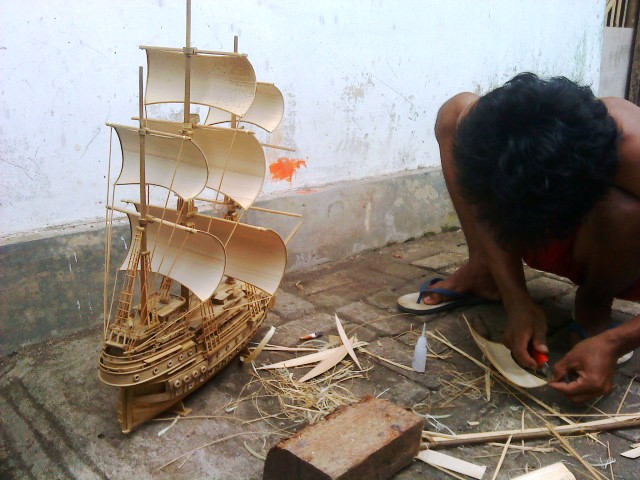 1. Keranjang Bambu Hiasan Batik, 2. Asbak Kaca Kerang, 3. Gantungan Kunci, 4. Tirai Kerang, 5. Tempat Tissue, 6. Lukisan, 7. Batik Tulis Cilacap, 8. Kerajinan Batok Kelapa, 9. Miniatur Kapal, 10. Daster Pantai