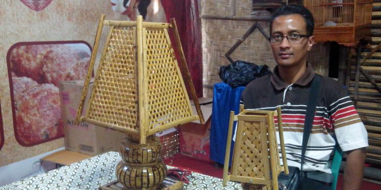1. Keranjang Bambu Hiasan Batik, 2. Asbak Kaca Kerang, 3. Gantungan Kunci, 4. Tirai Kerang, 5. Tempat Tissue, 6. Lukisan, 7. Batik Tulis Cilacap, 8. Kerajinan Batok Kelapa, 9. Miniatur Kapal, 10. Daster Pantai