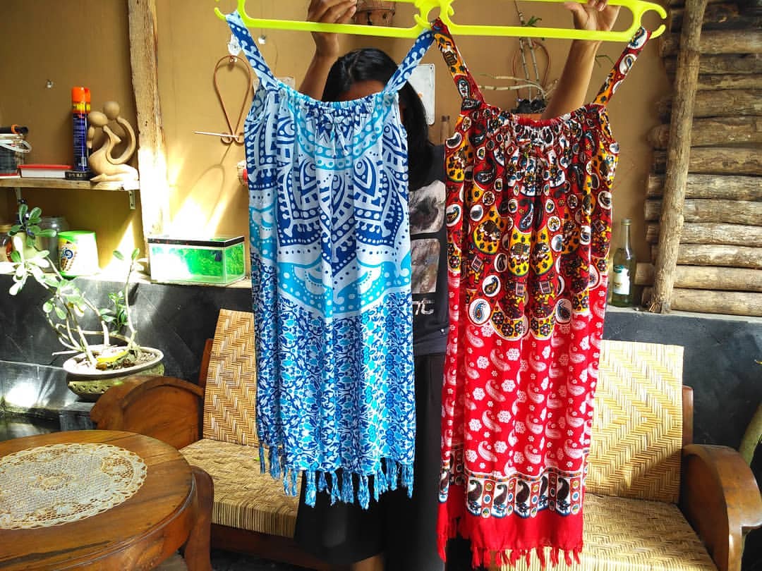 1. Keranjang Bambu Hiasan Batik, 2. Asbak Kaca Kerang, 3. Gantungan Kunci, 4. Tirai Kerang, 5. Tempat Tissue, 6. Lukisan, 7. Batik Tulis Cilacap, 8. Kerajinan Batok Kelapa, 9. Miniatur Kapal, 10. Daster Pantai