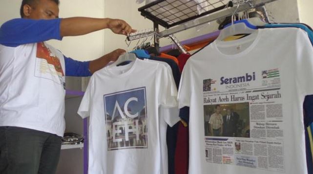 1. Rencong, 2. Tas Bordir, 3. Lambang Pinto, 4. Songket, 5. Kupiah Meukeutop, 6. Kaos Berslogan, 7. Ija Kroeng, 8. Sulam Kasab, 9. Boneka Pengantin, 10. Batik