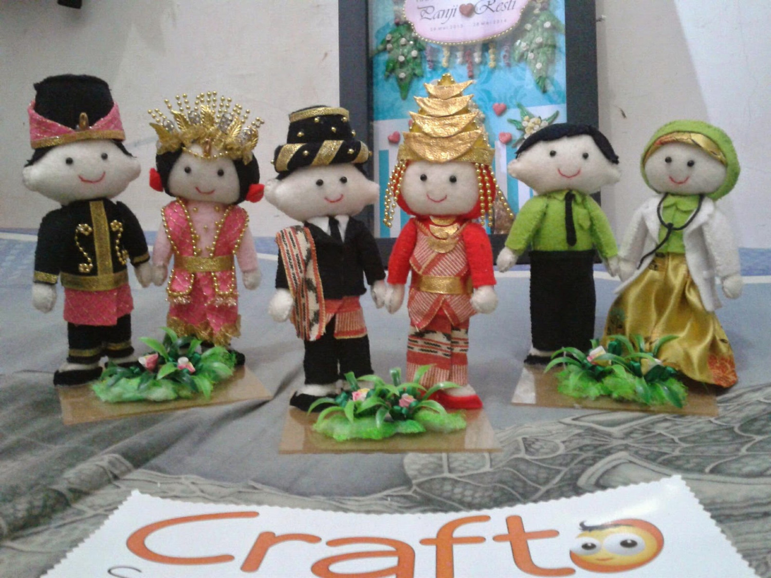 1. Rencong, 2. Tas Bordir, 3. Lambang Pinto, 4. Songket, 5. Kupiah Meukeutop, 6. Kaos Berslogan, 7. Ija Kroeng, 8. Sulam Kasab, 9. Boneka Pengantin, 10. Batik
