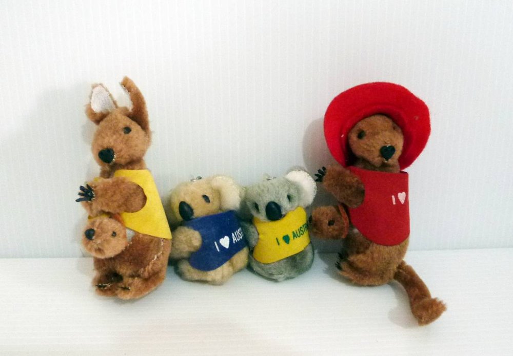 1. Pernak-pernik Australia, 2. Boneka Kanguru Atau Koala, 3. Boomerang, 4. Kaos Australia, 5. Digderidoo, 6. Souvenir Bentuk Benua Australia, 7. Baju Brand Terkenal, 8. Lucas Papaw Ointment, 9. Nipple Warmer, 10. Produk Wol