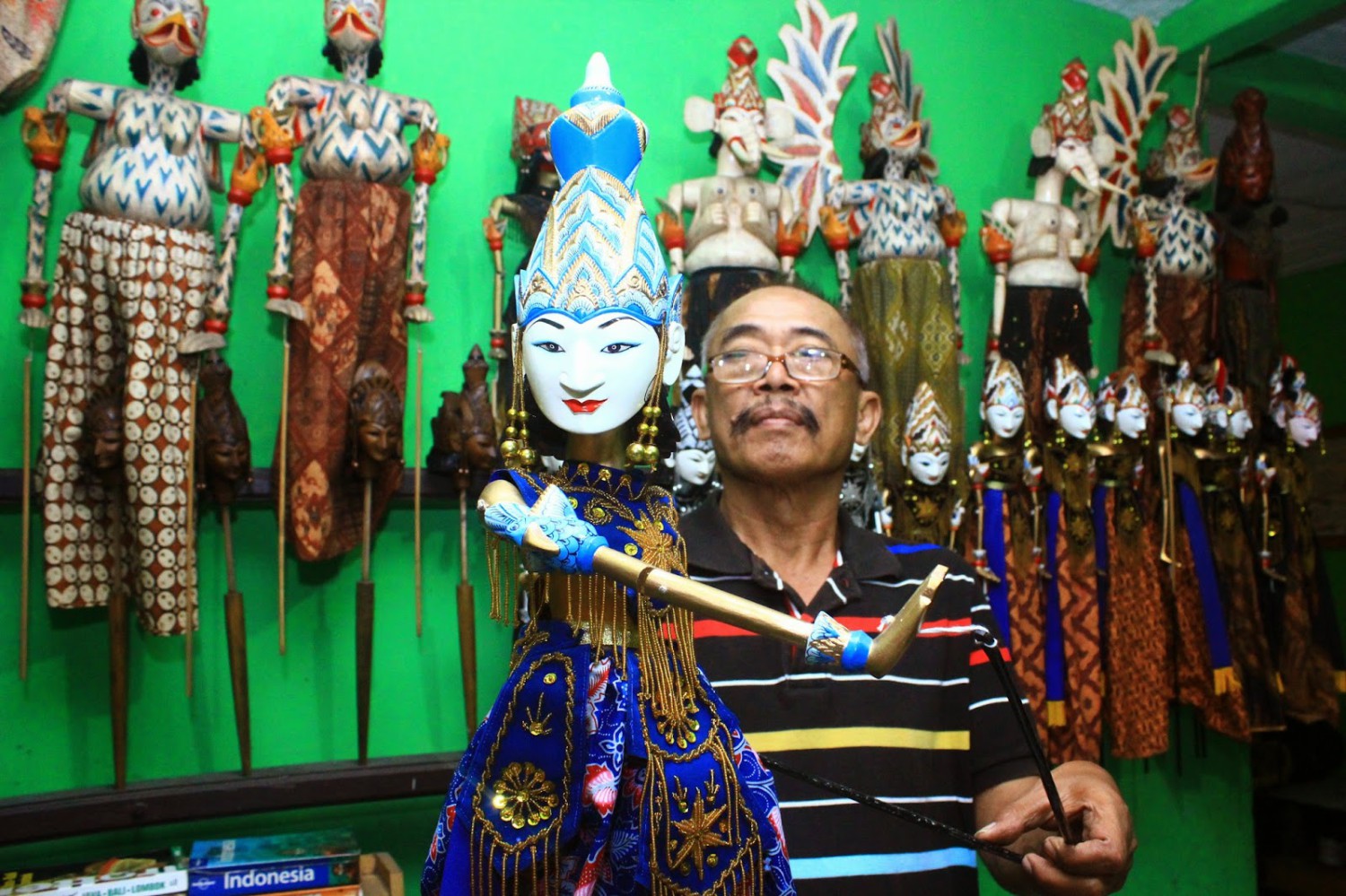 1. Wayang Golek, 2. Wayang Bambu, 3. Lesung Keramik, 4. Batik Tulis, 5. Ecodoe, 7. Kujang, 8. Lukisan Kaca, 9. Miniatur Menara Kujang, 10. Kaus Unchal