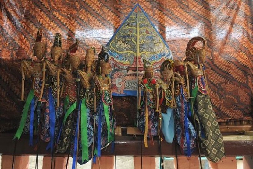 1. Wayang Golek, 2. Wayang Bambu, 3. Lesung Keramik, 4. Batik Tulis, 5. Ecodoe, 7. Kujang, 8. Lukisan Kaca, 9. Miniatur Menara Kujang, 10. Kaus Unchal