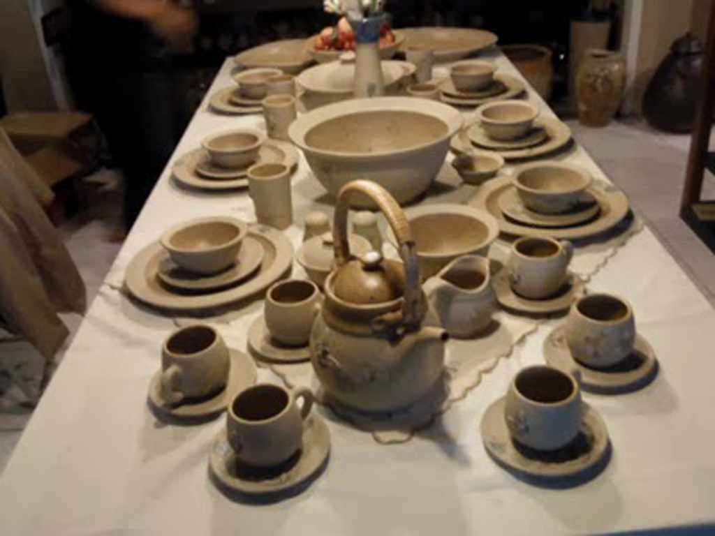 1. Wayang Golek, 2. Wayang Bambu, 3. Lesung Keramik, 4. Batik Tulis, 5. Ecodoe, 7. Kujang, 8. Lukisan Kaca, 9. Miniatur Menara Kujang, 10. Kaus Unchal