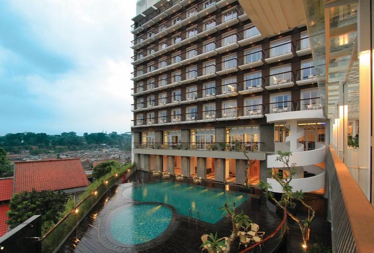 1. Pesona Alam Resort, 2. Aris Biru, 3. Royal Tulip Gunung Geulis, 4. Plataran Puncak, 5. The 101 Suryakencana, 6. R Hotel Rancamaya, 7. Gunung Geulis Cottages, 8. Novotel Bogor Golf Resort, 9. Puncak Pass Resort, 10. Padjajaran Suites Resort & Convention