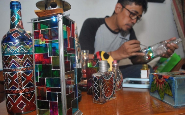 1. Wayang Golek, 2. Wayang Bambu, 3. Lesung Keramik, 4. Batik Tulis, 5. Ecodoe, 7. Kujang, 8. Lukisan Kaca, 9. Miniatur Menara Kujang, 10. Kaus Unchal