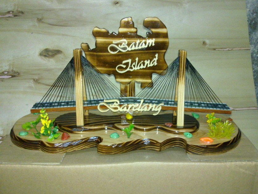 1. Miniatur Jembatan Barelang, 2. Kaos T-Obenk, 3. Tas Branded, 4. Gadget, 5. Batik Gonggong, 6. Souvenir Gonggong, 7. Tas Tali Kur, 8. Kerajinan Eceng Gondok, 9. Kerajinan Anyaman Pandan, 10. Wood Crafting, 11. Lampu Bonggol Jagung, 12. Boneka Shabby chic, 13. Kapal Pinisi, 14. Patung Kayu, 15. Kerajinan Perak