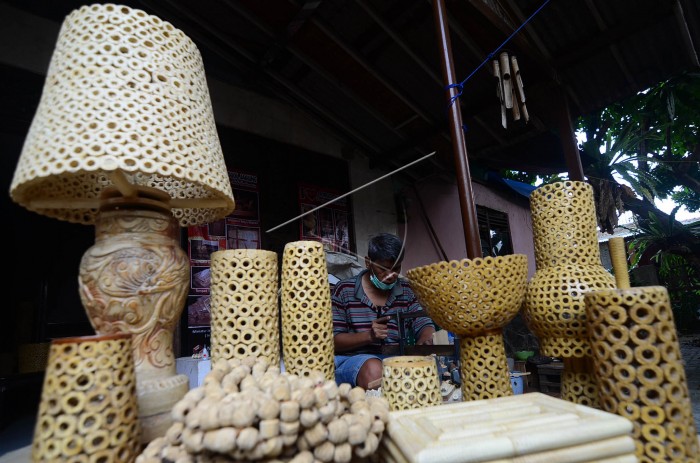 1. Miniatur Jembatan Barelang, 2. Kaos T-Obenk, 3. Tas Branded, 4. Gadget, 5. Batik Gonggong, 6. Souvenir Gonggong, 7. Tas Tali Kur, 8. Kerajinan Eceng Gondok, 9. Kerajinan Anyaman Pandan, 10. Wood Crafting, 11. Lampu Bonggol Jagung, 12. Boneka Shabby chic, 13. Kapal Pinisi, 14. Patung Kayu, 15. Kerajinan Perak
