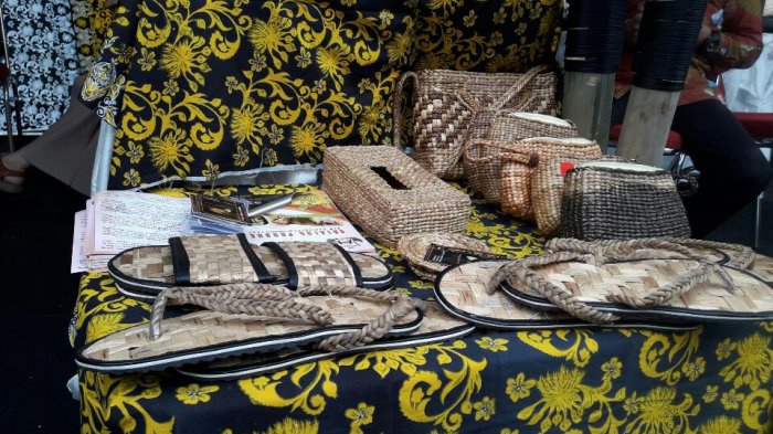 1. Miniatur Jembatan Barelang, 2. Kaos T-Obenk, 3. Tas Branded, 4. Gadget, 5. Batik Gonggong, 6. Souvenir Gonggong, 7. Tas Tali Kur, 8. Kerajinan Eceng Gondok, 9. Kerajinan Anyaman Pandan, 10. Wood Crafting, 11. Lampu Bonggol Jagung, 12. Boneka Shabby chic, 13. Kapal Pinisi, 14. Patung Kayu, 15. Kerajinan Perak