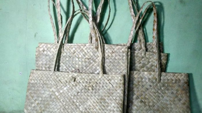 1. Miniatur Jembatan Barelang, 2. Kaos T-Obenk, 3. Tas Branded, 4. Gadget, 5. Batik Gonggong, 6. Souvenir Gonggong, 7. Tas Tali Kur, 8. Kerajinan Eceng Gondok, 9. Kerajinan Anyaman Pandan, 10. Wood Crafting, 11. Lampu Bonggol Jagung, 12. Boneka Shabby chic, 13. Kapal Pinisi, 14. Patung Kayu, 15. Kerajinan Perak