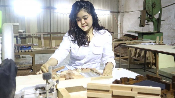 1. Miniatur Jembatan Barelang, 2. Kaos T-Obenk, 3. Tas Branded, 4. Gadget, 5. Batik Gonggong, 6. Souvenir Gonggong, 7. Tas Tali Kur, 8. Kerajinan Eceng Gondok, 9. Kerajinan Anyaman Pandan, 10. Wood Crafting, 11. Lampu Bonggol Jagung, 12. Boneka Shabby chic, 13. Kapal Pinisi, 14. Patung Kayu, 15. Kerajinan Perak