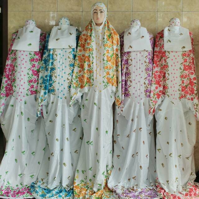 1. Kaos Joger, 2. Batik Bali, 3. Kerajinan Manik-manik, 4. Kerajinan Perak Ceruk, 5. Mukena Bali, 6. Bali Home Spa, 7. Baju Barong, 8. Sandal Etnik, 9. Kain Tenun Endek, 10. Lukisan, 11. Layang-layang, 12. Kebaya, 13. Lukisan Daun Lontar, 14. Dreamchatcher, 15. Kotak Pandora