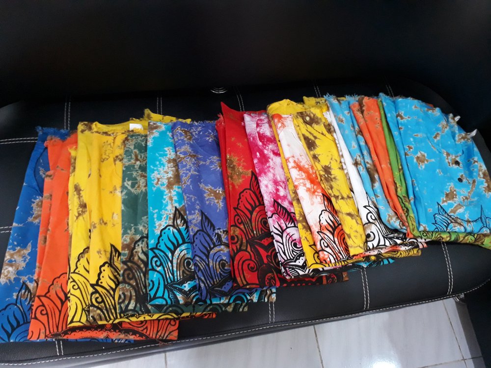1. Kaos Joger, 2. Batik Bali, 3. Kerajinan Manik-manik, 4. Kerajinan Perak Ceruk, 5. Mukena Bali, 6. Bali Home Spa, 7. Baju Barong, 8. Sandal Etnik, 9. Kain Tenun Endek, 10. Lukisan, 11. Layang-layang, 12. Kebaya, 13. Lukisan Daun Lontar, 14. Dreamchatcher, 15. Kotak Pandora