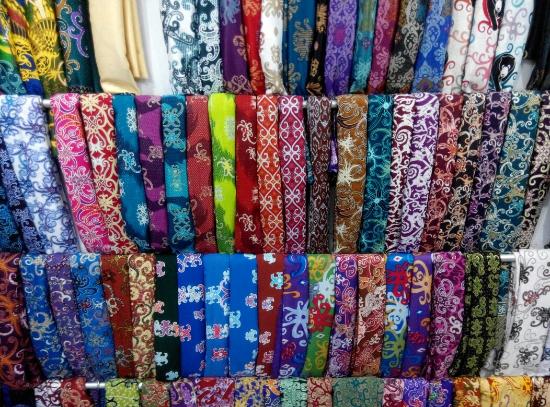 1. Souvenir dan Aksesoris Khas Suku Dayak, 2. Batik Khas Balikpapan, 3. Batu Mulia, 4. Kain Songket Balikpapan, 5. Tas Manik, 6. Kaos Khas, 7. Mandau, 8. Anjat, 9. Anyaman Lampit, 10. Miniatur Rumah Adat