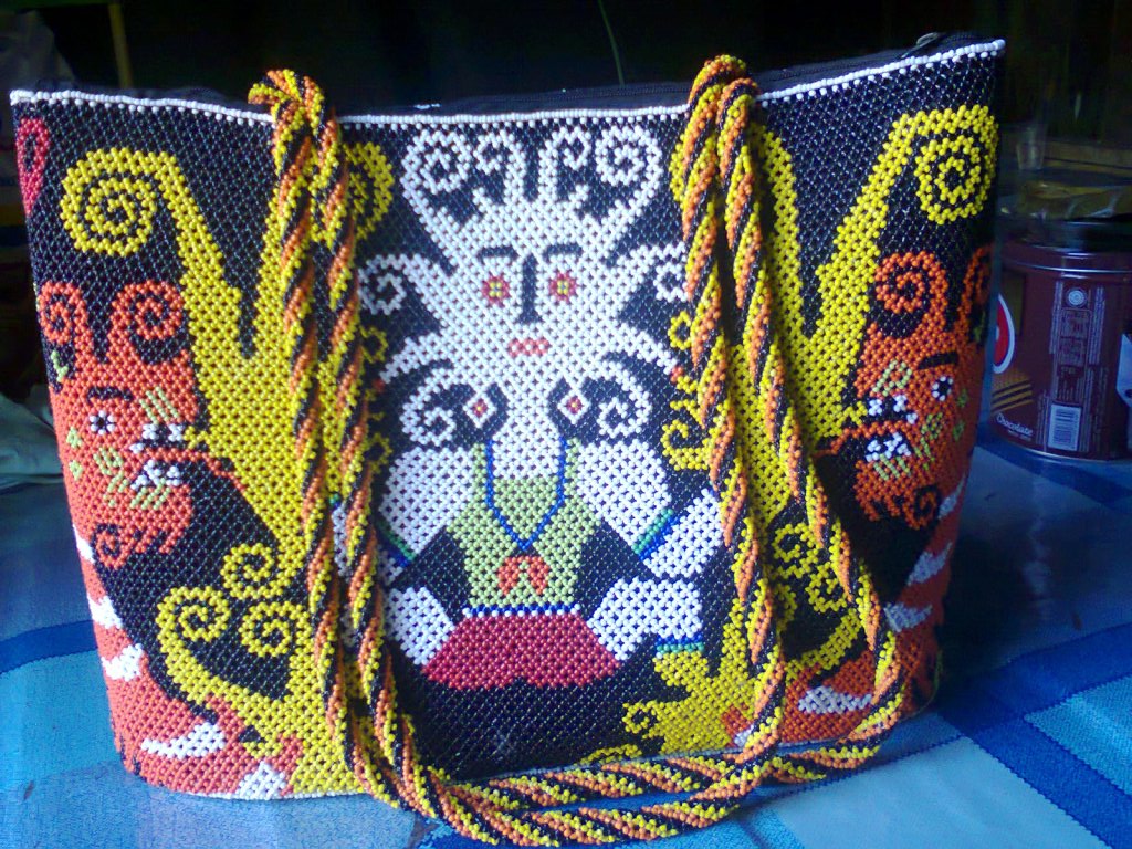 1. Souvenir dan Aksesoris Khas Suku Dayak, 2. Batik Khas Balikpapan, 3. Batu Mulia, 4. Kain Songket Balikpapan, 5. Tas Manik, 6. Kaos Khas, 7. Mandau, 8. Anjat, 9. Anyaman Lampit, 10. Miniatur Rumah Adat