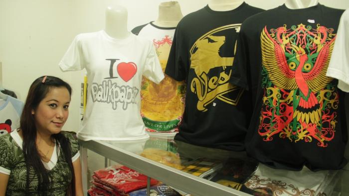 1. Souvenir dan Aksesoris Khas Suku Dayak, 2. Batik Khas Balikpapan, 3. Batu Mulia, 4. Kain Songket Balikpapan, 5. Tas Manik, 6. Kaos Khas, 7. Mandau, 8. Anjat, 9. Anyaman Lampit, 10. Miniatur Rumah Adat