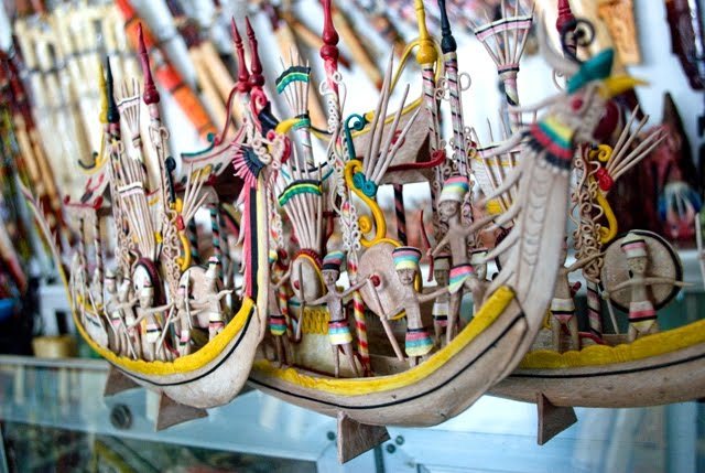 1. Souvenir dan Aksesoris Khas Suku Dayak, 2. Batik Khas Balikpapan, 3. Batu Mulia, 4. Kain Songket Balikpapan, 5. Tas Manik, 6. Kaos Khas, 7. Mandau, 8. Anjat, 9. Anyaman Lampit, 10. Miniatur Rumah Adat