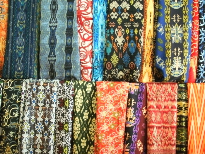 1. Souvenir dan Aksesoris Khas Suku Dayak, 2. Batik Khas Balikpapan, 3. Batu Mulia, 4. Kain Songket Balikpapan, 5. Tas Manik, 6. Kaos Khas, 7. Mandau, 8. Anjat, 9. Anyaman Lampit, 10. Miniatur Rumah Adat