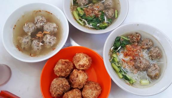 1. Bakso Cuankie Serayu, 2. Bakso Semar, 3. Bakso Malang Enggal, 4. Kedai Bakso Arief, 5. Bakso Djingkrak, 6. Bakso Bintang Avon, 7. Bakso Ceker Braga, 8. Bakso Rudal Anggrek, 9. Bakso Ikah Asgar, 10. Bakmi Encek