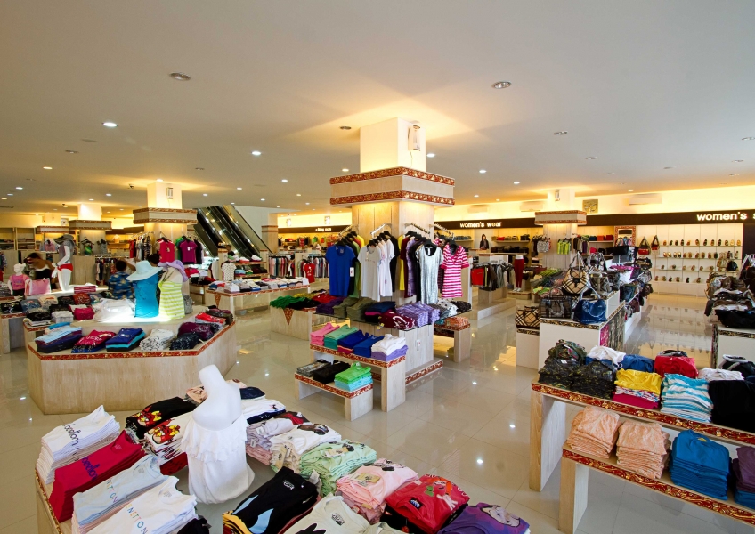 1. Angklung, 2. Wayang Golek, 3. Kerajinan Tangan Lembang, 4. Sepatu dan Tas Cibaduyut, 5. Pakaian Khas Factory Outlet, 6. Miniatur Gamelan, 7. Gantungan Kunci dan Magnet Kulkas, 8. Kaos Khas Bandung, 9. Miniatur Dokar Besi, 10. Mainan Gangsing Bambu, 11. Kerajinan Kayu, 12. Kipas Anyam, 13. Miniatur Gedung Sate 3D, 14. Batik, 15. Barang Second Hand