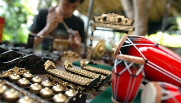 1. Angklung, 2. Wayang Golek, 3. Kerajinan Tangan Lembang, 4. Sepatu dan Tas Cibaduyut, 5. Pakaian Khas Factory Outlet, 6. Miniatur Gamelan, 7. Gantungan Kunci dan Magnet Kulkas, 8. Kaos Khas Bandung, 9. Miniatur Dokar Besi, 10. Mainan Gangsing Bambu, 11. Kerajinan Kayu, 12. Kipas Anyam, 13. Miniatur Gedung Sate 3D, 14. Batik, 15. Barang Second Hand