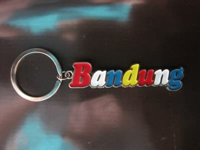 1. Angklung, 2. Wayang Golek, 3. Kerajinan Tangan Lembang, 4. Sepatu dan Tas Cibaduyut, 5. Pakaian Khas Factory Outlet, 6. Miniatur Gamelan, 7. Gantungan Kunci dan Magnet Kulkas, 8. Kaos Khas Bandung, 9. Miniatur Dokar Besi, 10. Mainan Gangsing Bambu, 11. Kerajinan Kayu, 12. Kipas Anyam, 13. Miniatur Gedung Sate 3D, 14. Batik, 15. Barang Second Hand
