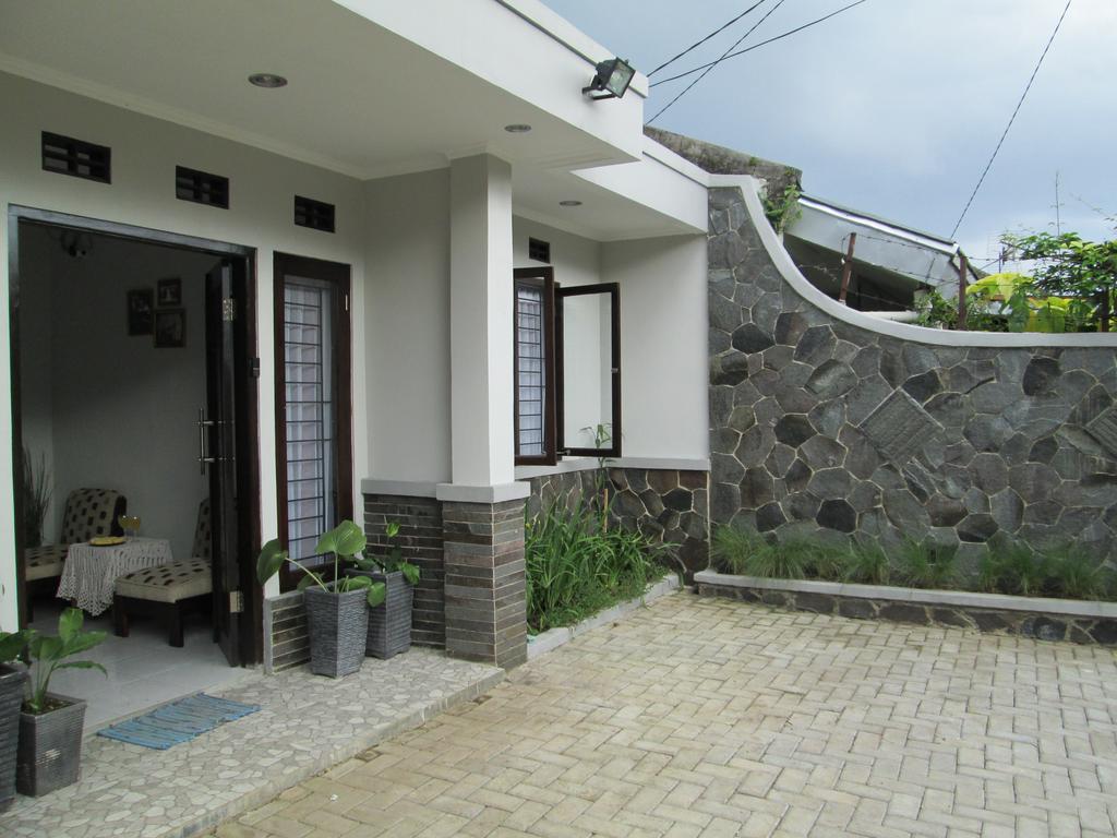 1. Retanata, 2. Cihampelas Homestay, 3. Setiabudi, 4. Triniti, 5. Anaking, 6. Paksoma, 7. Elenor’s Home, 8. Kulem Homestay, 9. Pinisi Bacpacker, 10. Ciwidey Homestay, 11. Graha Ciumbuleuit, 12. Zens Room, 13. Green Homestay, 14. Wisma Tubagus Dago, 15. Laguna Homestay