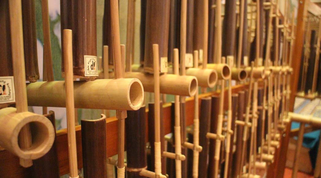 1. Angklung, 2. Wayang Golek, 3. Kerajinan Tangan Lembang, 4. Sepatu dan Tas Cibaduyut, 5. Pakaian Khas Factory Outlet, 6. Miniatur Gamelan, 7. Gantungan Kunci dan Magnet Kulkas, 8. Kaos Khas Bandung, 9. Miniatur Dokar Besi, 10. Mainan Gangsing Bambu, 11. Kerajinan Kayu, 12. Kipas Anyam, 13. Miniatur Gedung Sate 3D, 14. Batik, 15. Barang Second Hand