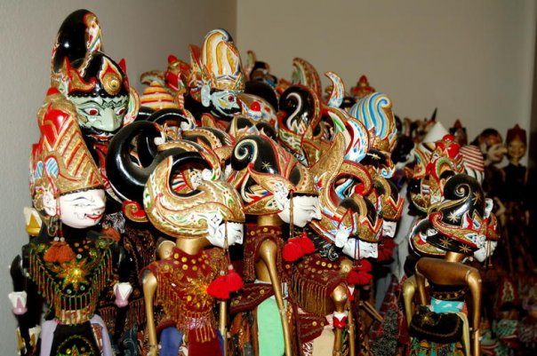 1. Angklung, 2. Wayang Golek, 3. Kerajinan Tangan Lembang, 4. Sepatu dan Tas Cibaduyut, 5. Pakaian Khas Factory Outlet, 6. Miniatur Gamelan, 7. Gantungan Kunci dan Magnet Kulkas, 8. Kaos Khas Bandung, 9. Miniatur Dokar Besi, 10. Mainan Gangsing Bambu, 11. Kerajinan Kayu, 12. Kipas Anyam, 13. Miniatur Gedung Sate 3D, 14. Batik, 15. Barang Second Hand