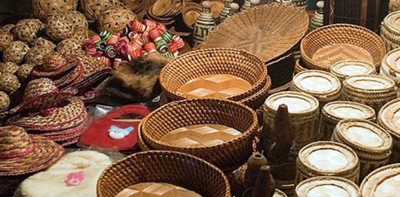 1. Angklung, 2. Wayang Golek, 3. Kerajinan Tangan Lembang, 4. Sepatu dan Tas Cibaduyut, 5. Pakaian Khas Factory Outlet, 6. Miniatur Gamelan, 7. Gantungan Kunci dan Magnet Kulkas, 8. Kaos Khas Bandung, 9. Miniatur Dokar Besi, 10. Mainan Gangsing Bambu, 11. Kerajinan Kayu, 12. Kipas Anyam, 13. Miniatur Gedung Sate 3D, 14. Batik, 15. Barang Second Hand