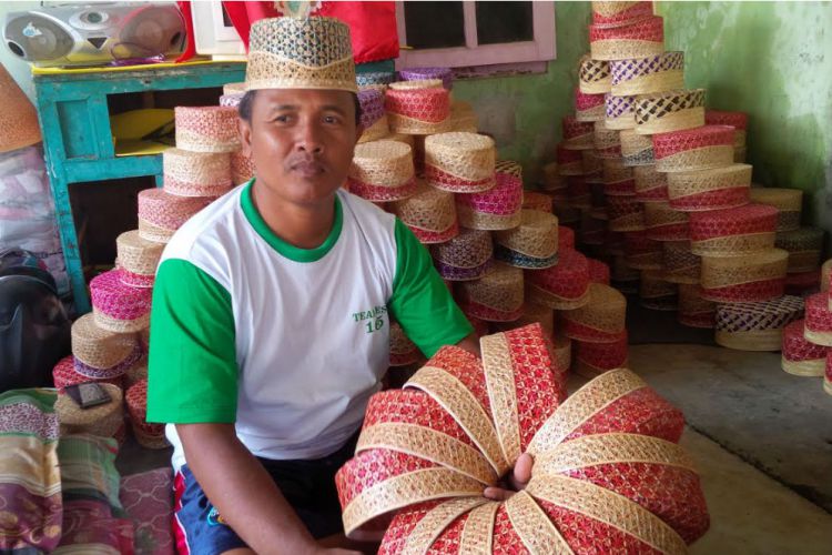 1. Batik Banyuwangi, 2. Kaos Banyuwangi, 3. Kerajinan Gintangan Banyuwangi, 4. Panci-Dandang Kalibaru, 5. Kerajinan Tas Batok, 6. Aksesoris Mobil Gandrung, 7. Asbak Kayu, 8. Kerajinan Gelas Lidi Besar, 9. Kerajinan Tas Tapas, 10. Miniatur Gandrung