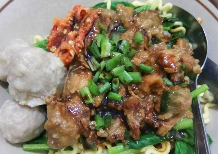 1. Mie Ayam Dita, 2. Mie Ayam Toge Super, 3. Bakso dan Mie Ayam Kemon, 4. Mie Ayam Mars Cafe Galaxy, 5. Mie Ayam Pom Bensin, 6. Mie Ayam Bangka Awat, 7. Mie Ayam Yamin Bilqis, 8. Mie Ayam Wonogiri, 9. Mie Lael (Laras Lurus Leres Laris)