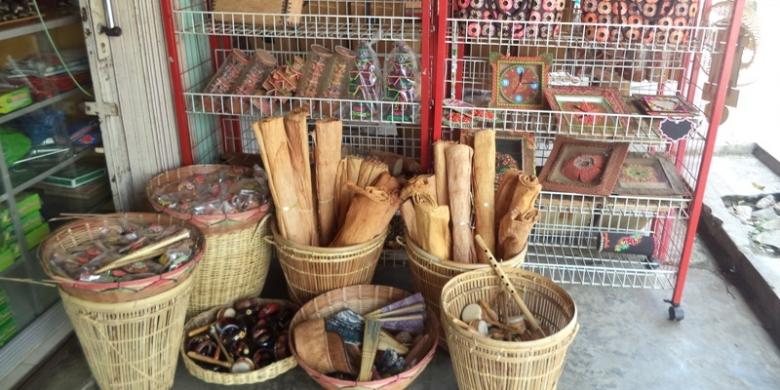 1. Batik Besurek, 2. Kerajinan Kulit Lantung, 3. Miniatur Dol (Alat Musik khas bengkulu), 4. Kerajinan Kayu, 5. Kerajinan Bambu, 6. Kerajinan Batik, 7. Replika Senjata, 8. Kerajinan Tanah liat, 9. Aksesoris Pernak-pernik, 10. Miniatur Kendaraan