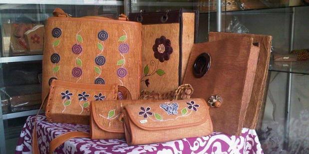 1. Batik Besurek, 2. Kerajinan Kulit Lantung, 3. Miniatur Dol (Alat Musik khas bengkulu), 4. Kerajinan Kayu, 5. Kerajinan Bambu, 6. Kerajinan Batik, 7. Replika Senjata, 8. Kerajinan Tanah liat, 9. Aksesoris Pernak-pernik, 10. Miniatur Kendaraan