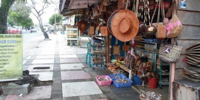 1. Batik Besurek, 2. Kerajinan Kulit Lantung, 3. Miniatur Dol (Alat Musik khas bengkulu), 4. Kerajinan Kayu, 5. Kerajinan Bambu, 6. Kerajinan Batik, 7. Replika Senjata, 8. Kerajinan Tanah liat, 9. Aksesoris Pernak-pernik, 10. Miniatur Kendaraan