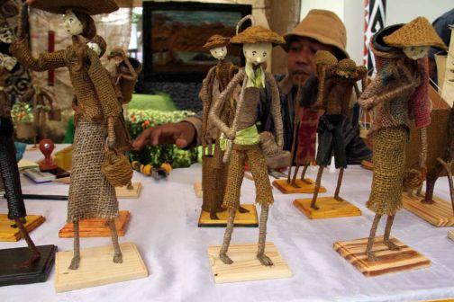 1. Kain Karawo, 2. Kopiah Keranjang/Songkok Gorontalo, 3. Pernak-pernik khas gorontalo, 4. Batik Krawang, 5. Miniatur Patung dari kain goni, 6. Miniatur Landmark, 7. Replika Alat Musik Tradisional, 8. Miniatur Rumah Adat, 9. Kaos Gorontalo, 10. Replika Senjata Tradisional