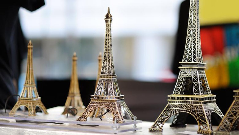 1. Kain Karawo, 2. Kopiah Keranjang/Songkok Gorontalo, 3. Pernak-pernik khas gorontalo, 4. Batik Krawang, 5. Miniatur Patung dari kain goni, 6. Miniatur Landmark, 7. Replika Alat Musik Tradisional, 8. Miniatur Rumah Adat, 9. Kaos Gorontalo, 10. Replika Senjata Tradisional