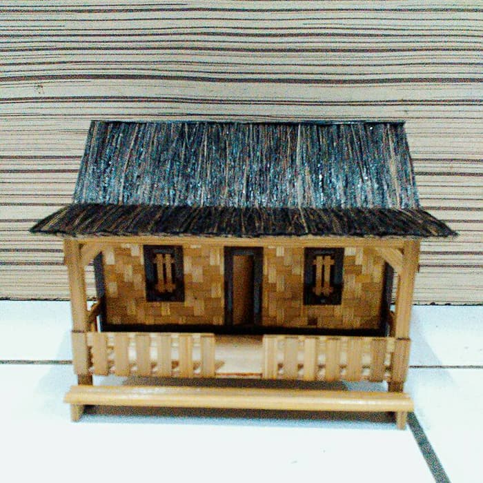 1. Kain Karawo, 2. Kopiah Keranjang/Songkok Gorontalo, 3. Pernak-pernik khas gorontalo, 4. Batik Krawang, 5. Miniatur Patung dari kain goni, 6. Miniatur Landmark, 7. Replika Alat Musik Tradisional, 8. Miniatur Rumah Adat, 9. Kaos Gorontalo, 10. Replika Senjata Tradisional