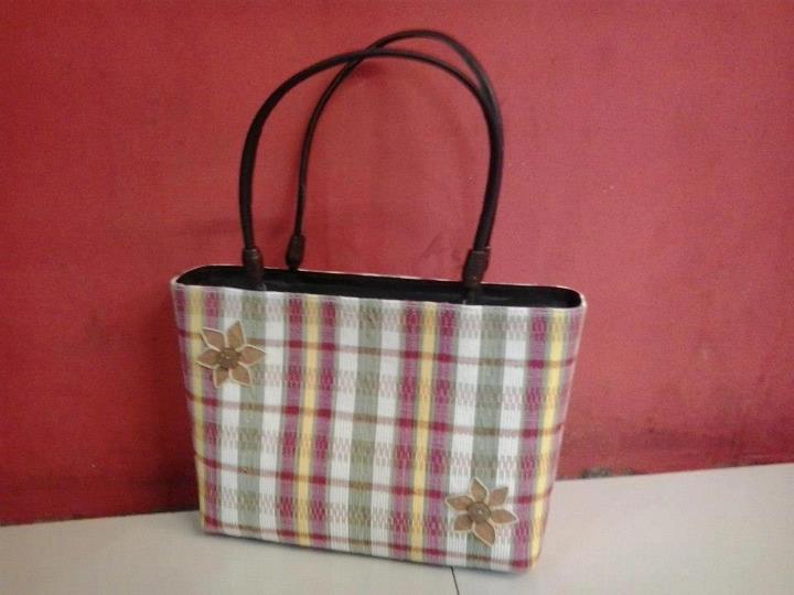 1. Jaket Kulit, 2. Batik Garut, 3. Tas Akar Wangi, 4. Batu Akik Bungbulang, 5. Minyak Wangi, 6. Kain Sutra Alam, 7. Kaos GuratGarut, 8. Hiasan Dinding Akar Wangi, 9. Sajadah Akar Wangi, 10. Kopiah Akar Wangi