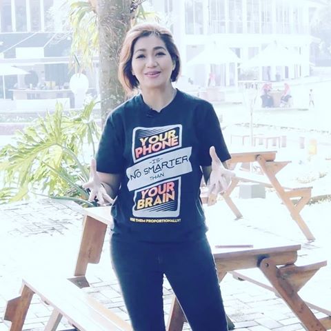 1. Jaket Kulit, 2. Batik Garut, 3. Tas Akar Wangi, 4. Batu Akik Bungbulang, 5. Minyak Wangi, 6. Kain Sutra Alam, 7. Kaos GuratGarut, 8. Hiasan Dinding Akar Wangi, 9. Sajadah Akar Wangi, 10. Kopiah Akar Wangi