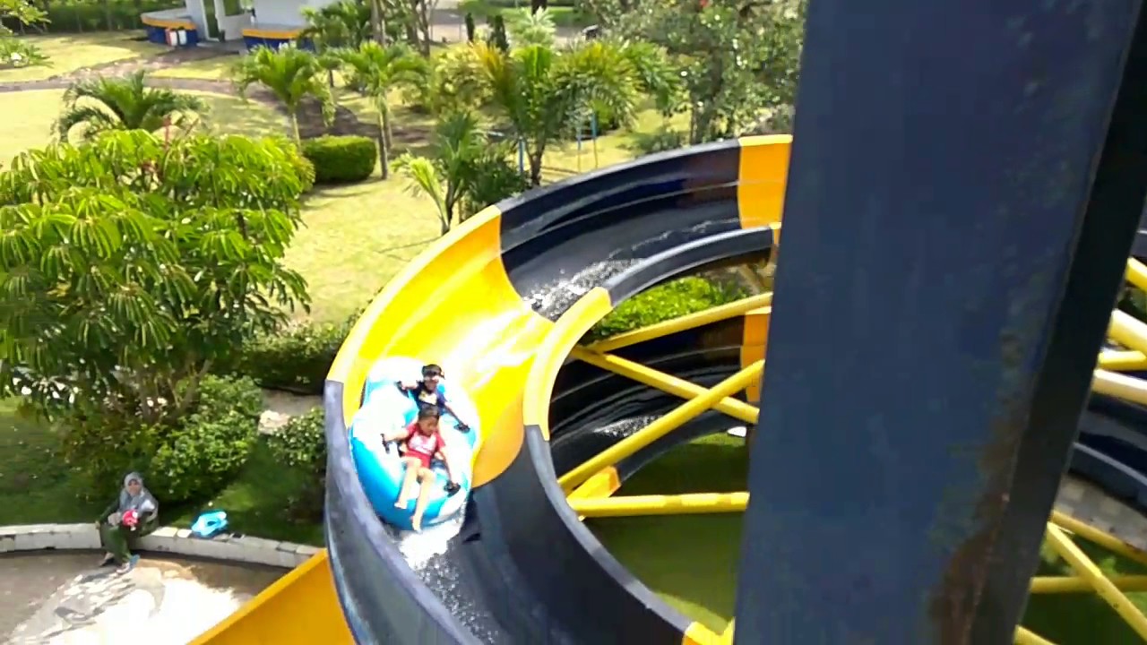 1. Wisata Bajak Laut, 2. Surya Waterboom, 3. Tirta Agung, 4. Bukit Awan, 5. Dynasty, 6. Tiara Club, 7. Malindo, 8. Waterpark Ladiva, 9. Tito’S, 10. Petrokimia