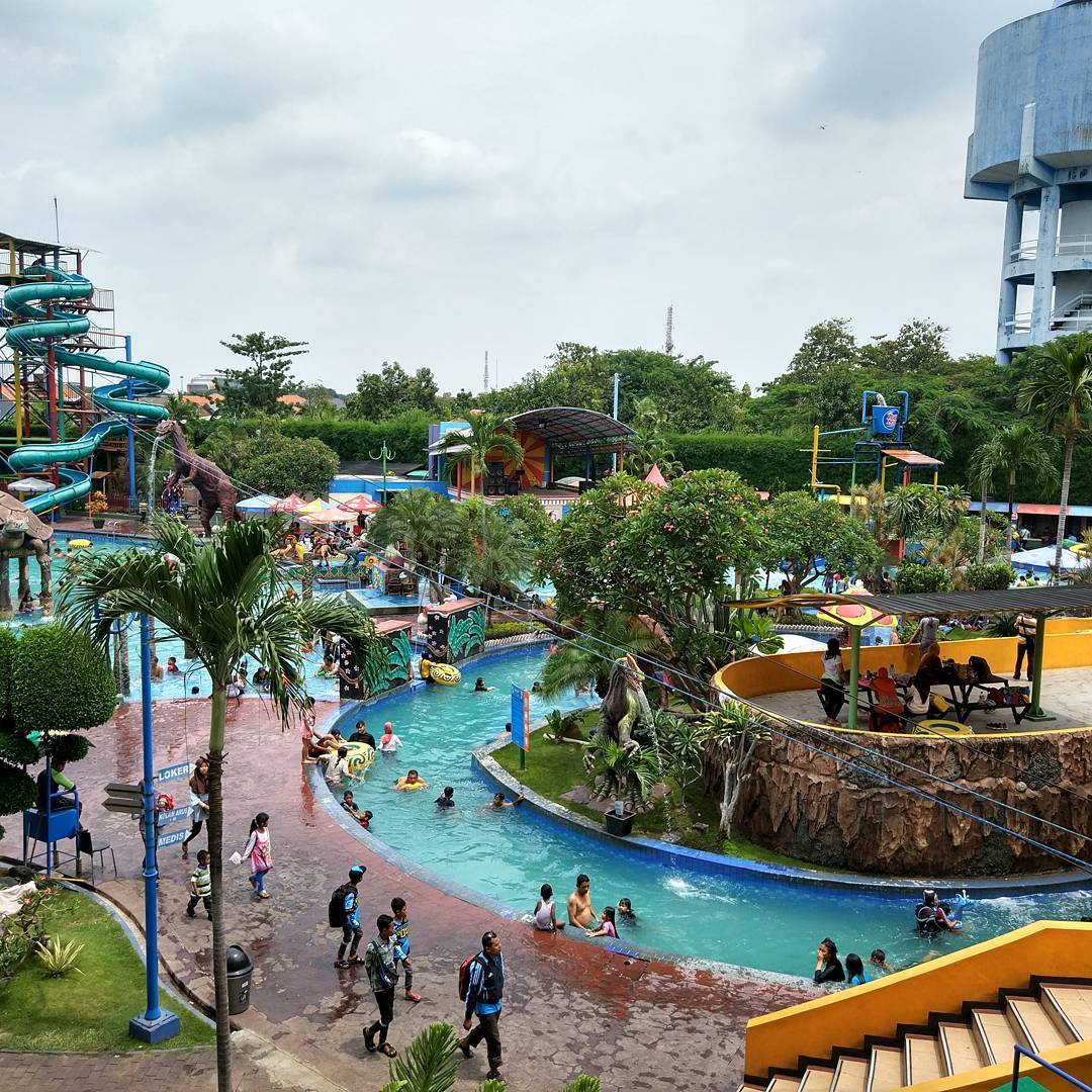 1. Wisata Bajak Laut, 2. Surya Waterboom, 3. Tirta Agung, 4. Bukit Awan, 5. Dynasty, 6. Tiara Club, 7. Malindo, 8. Waterpark Ladiva, 9. Tito’S, 10. Petrokimia