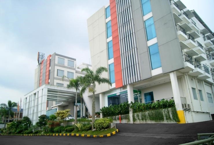 1. THE 1O1 Bandung Dago, 2. Serela Merdeka Hotel, 3. Clove Garden Hotel &amp; Residence, 4. The Valley Resort Hotel, 5. The Luxton Bandung, 6. Marbella Hotel Dago Bandung, 7. The Jayakarta Bandung, 8. V Hotel and Residence, 9. M Premiere Hotel Dago, 10. Beehive Boutique Hotel, 11. House Sangkuriang, 12. Neo Dipatiukur Bandung, 13. Dbest Hotel Sofia Dago, 14. Vio Hotel Surapati, 15. Namin Dago Hotel