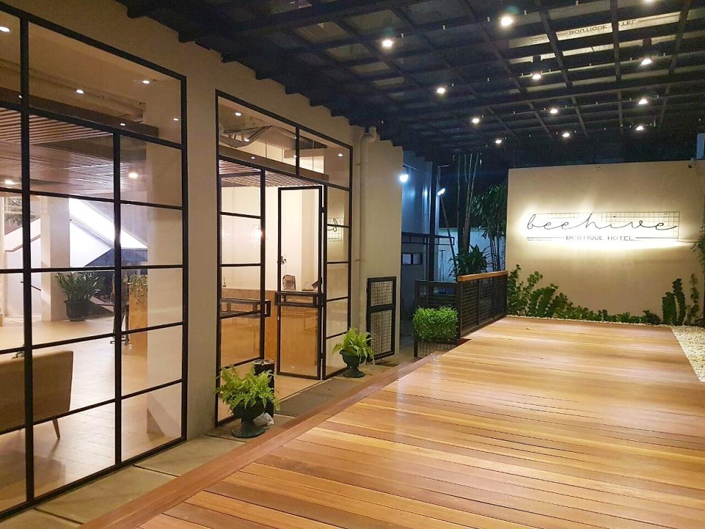 1. THE 1O1 Bandung Dago, 2. Serela Merdeka Hotel, 3. Clove Garden Hotel &amp; Residence, 4. The Valley Resort Hotel, 5. The Luxton Bandung, 6. Marbella Hotel Dago Bandung, 7. The Jayakarta Bandung, 8. V Hotel and Residence, 9. M Premiere Hotel Dago, 10. Beehive Boutique Hotel, 11. House Sangkuriang, 12. Neo Dipatiukur Bandung, 13. Dbest Hotel Sofia Dago, 14. Vio Hotel Surapati, 15. Namin Dago Hotel