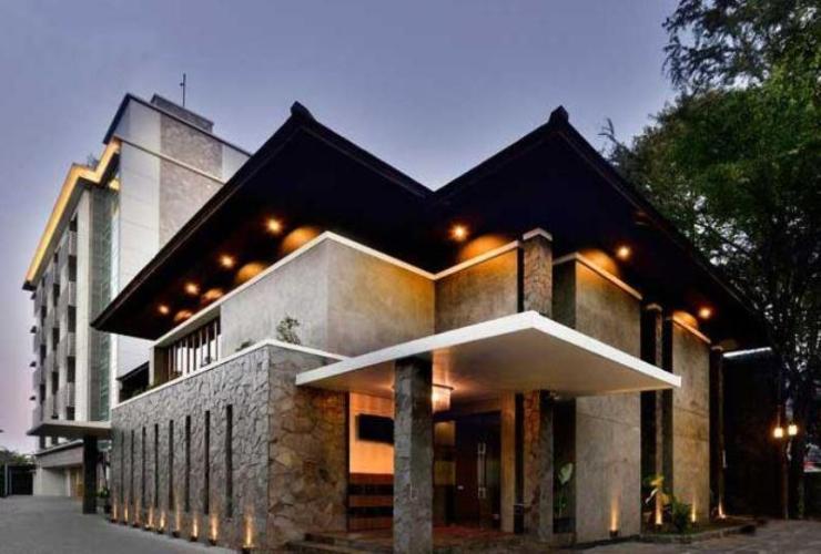 1. THE 1O1 Bandung Dago, 2. Serela Merdeka Hotel, 3. Clove Garden Hotel &amp; Residence, 4. The Valley Resort Hotel, 5. The Luxton Bandung, 6. Marbella Hotel Dago Bandung, 7. The Jayakarta Bandung, 8. V Hotel and Residence, 9. M Premiere Hotel Dago, 10. Beehive Boutique Hotel, 11. House Sangkuriang, 12. Neo Dipatiukur Bandung, 13. Dbest Hotel Sofia Dago, 14. Vio Hotel Surapati, 15. Namin Dago Hotel